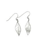 Handgemaakte oorhangers van zilver, ontworpen en gemaakt door Lianne de Witte in haar atelier in Goes.