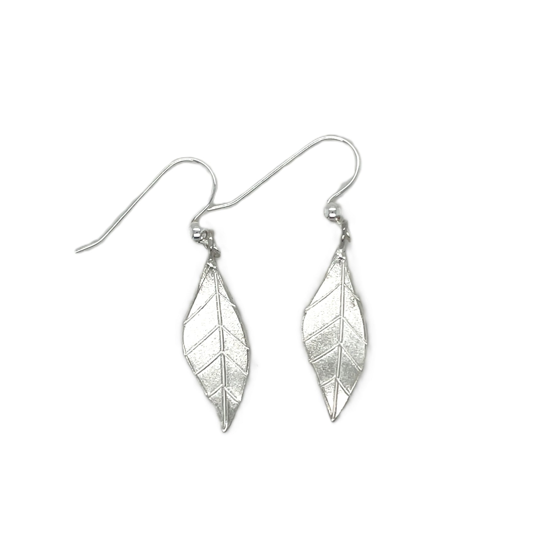 Handgemaakte oorhangers van zilver, ontworpen en gemaakt door Lianne de Witte in haar atelier in Goes.