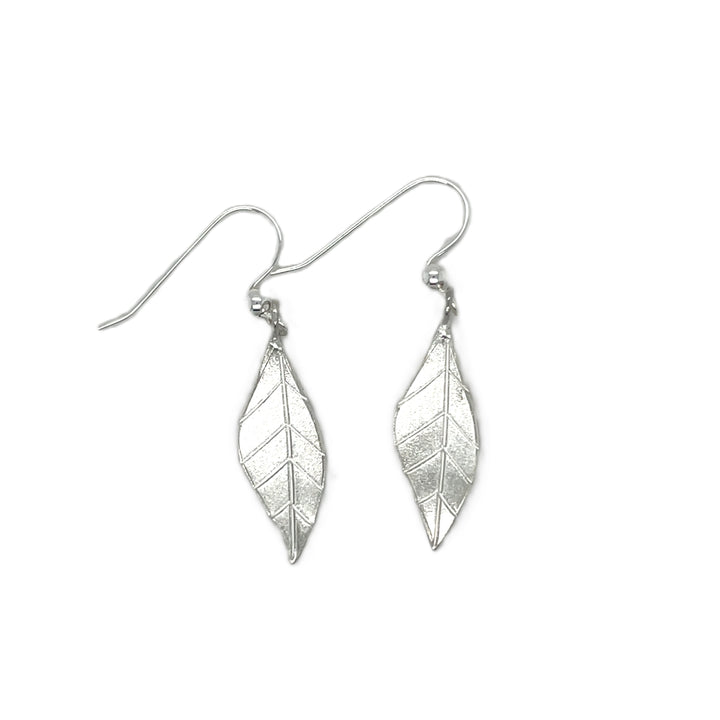 Handgemaakte oorhangers van zilver, ontworpen en gemaakt door Lianne de Witte in haar atelier in Goes.