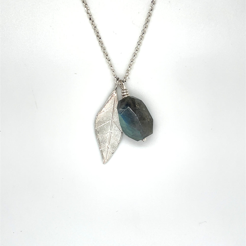 Handgemaakte hanger van zilver met labradoriet, ontworpen en gemaakt door Lianne de Witte in haar atelier in Goes.