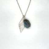 Handgemaakte hanger van zilver met labradoriet, ontworpen en gemaakt door Lianne de Witte in haar atelier in Goes.