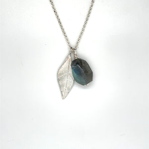 Handgemaakte hanger van zilver met labradoriet, ontworpen en gemaakt door Lianne de Witte in haar atelier in Goes.