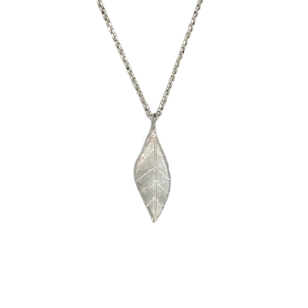 Handgemaakte hanger van zilver, ontworpen en gemaakt door Lianne de Witte in haar atelier in Goes.