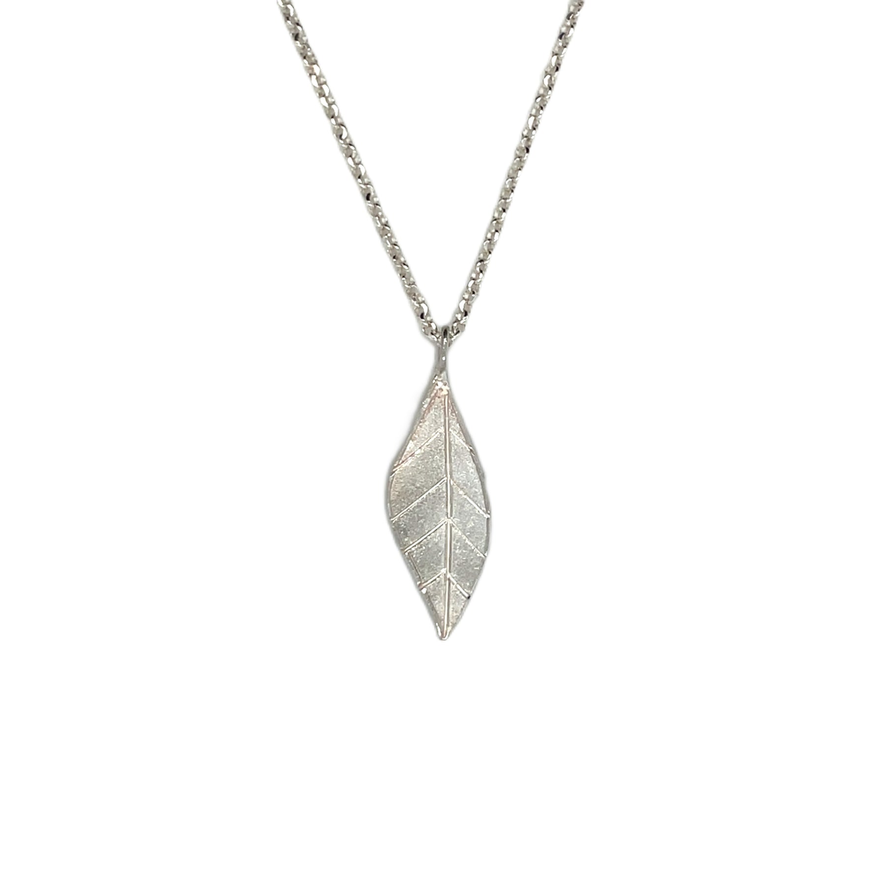 Handgemaakte hanger van zilver, ontworpen en gemaakt door Lianne de Witte in haar atelier in Goes.
