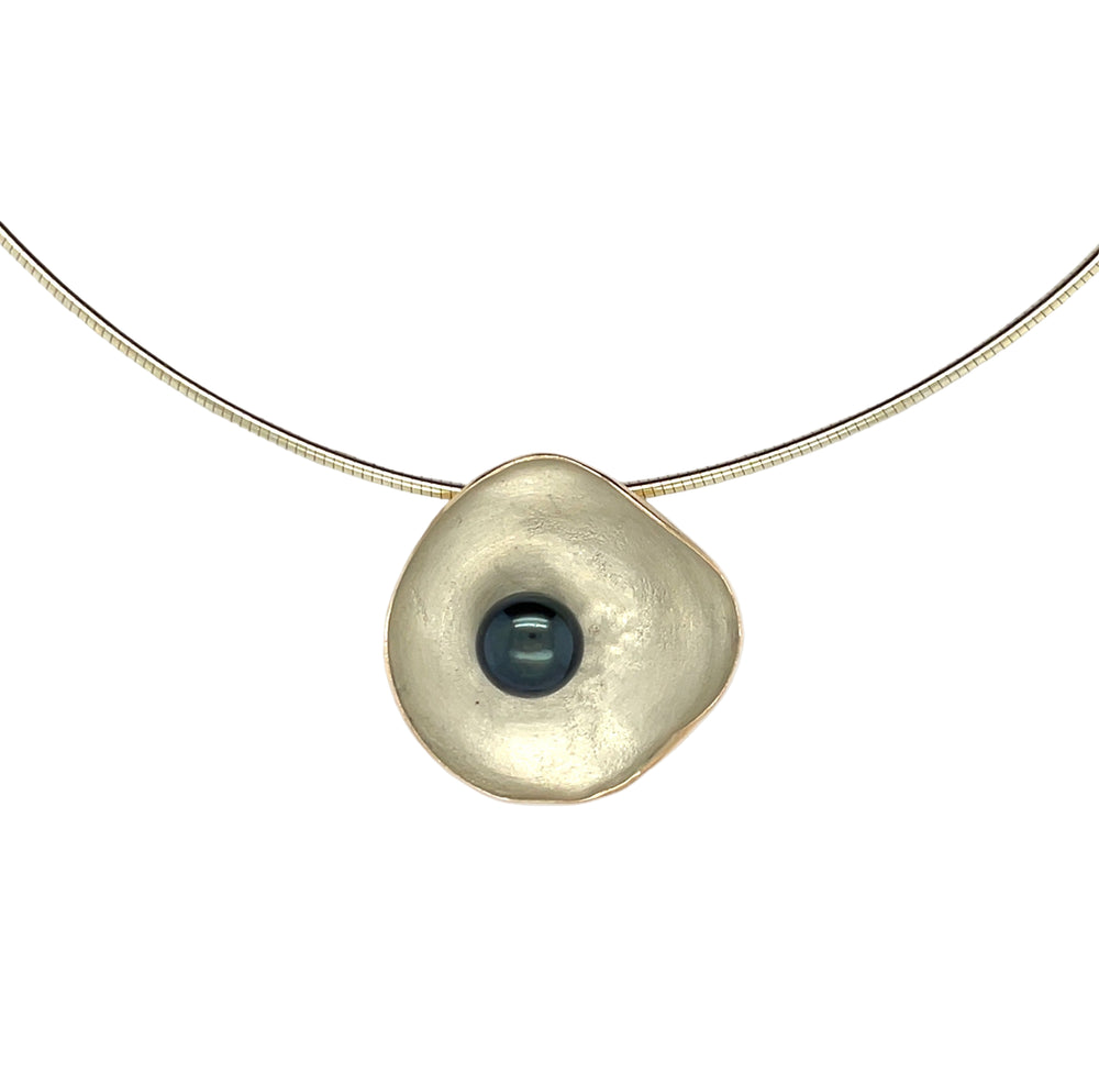 Handgemaakte hanger van geelgoud met zwarte parel, ontworpen en gemaakt door Lianne de Witte in haar atelier in Goes.