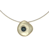 Handgemaakte hanger van geelgoud met zwarte parel, ontworpen en gemaakt door Lianne de Witte in haar atelier in Goes.