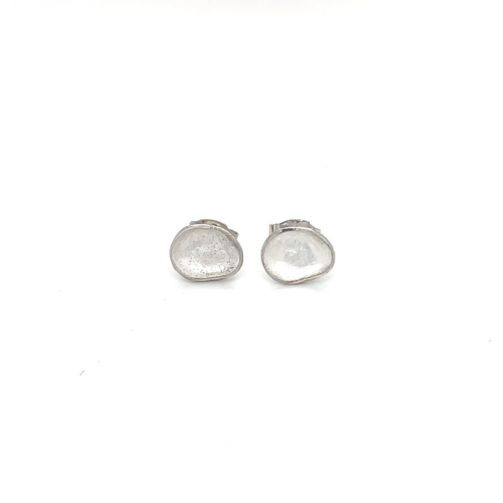 Handgemaakte oorstekers van zilver, ontworpen en gemaakt door Lianne de Witte in haar atelier in Goes.