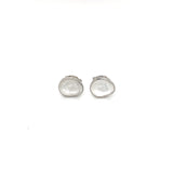 Handgemaakte oorstekers van zilver, ontworpen en gemaakt door Lianne de Witte in haar atelier in Goes.