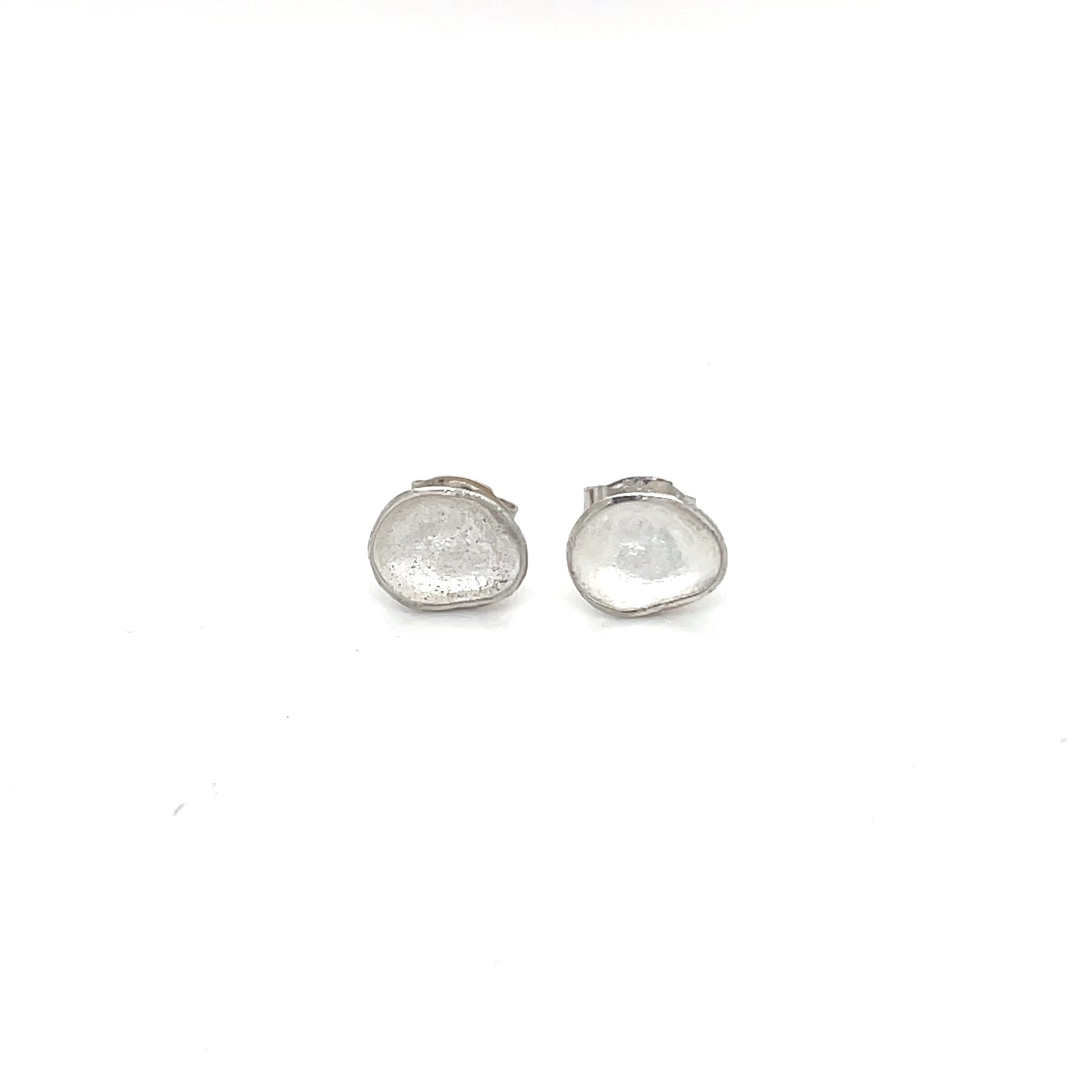 Handgemaakte oorstekers van zilver, ontworpen en gemaakt door Lianne de Witte in haar atelier in Goes.