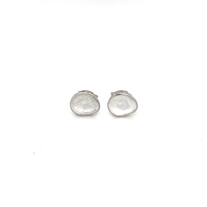 Handgemaakte oorstekers van zilver, ontworpen en gemaakt door Lianne de Witte in haar atelier in Goes.