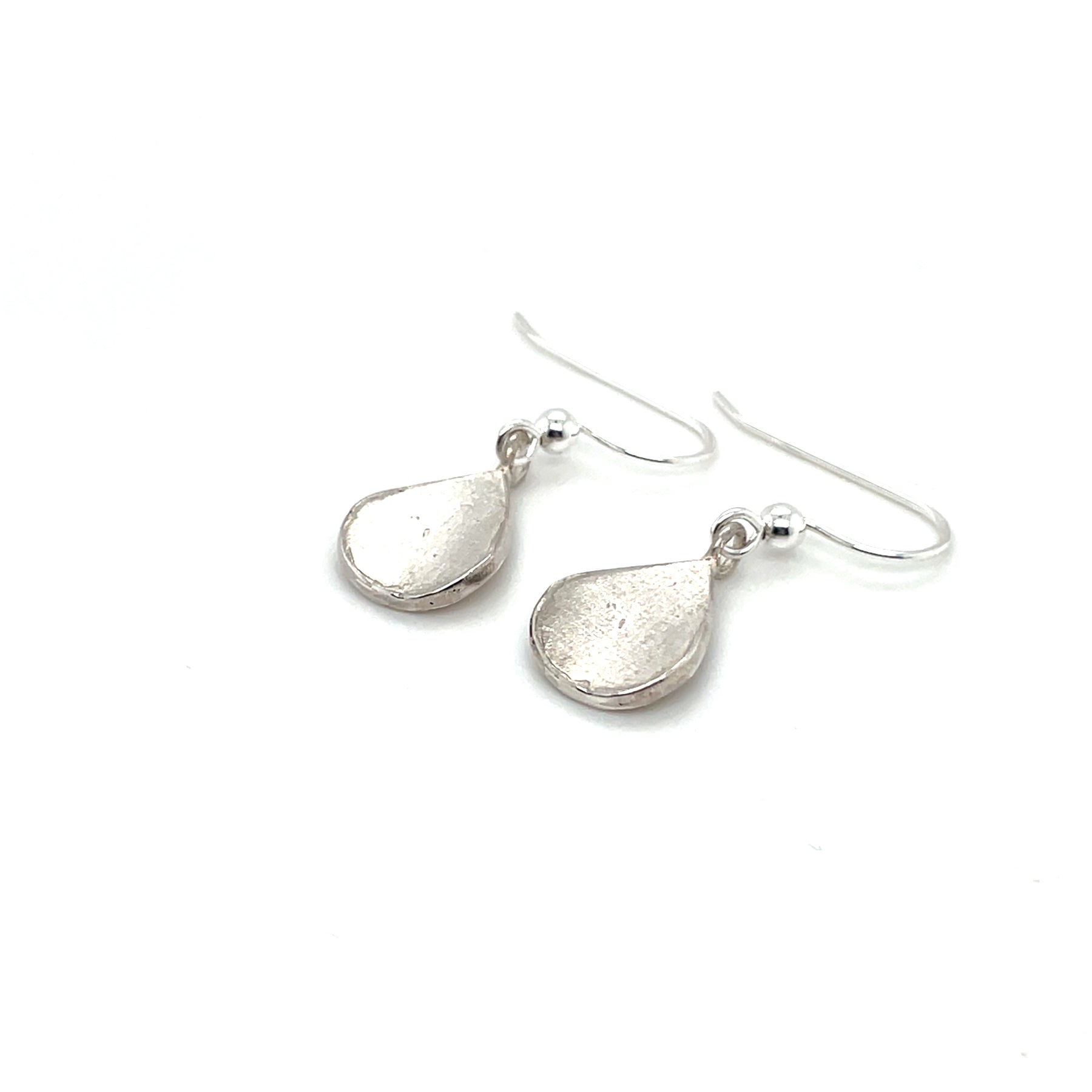 Handgemaakte oorhangers van zilver, ontworpen en gemaakt door Lianne de Witte in haar atelier in Goes.
