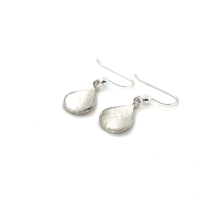 Handgemaakte oorhangers van zilver, ontworpen en gemaakt door Lianne de Witte in haar atelier in Goes.