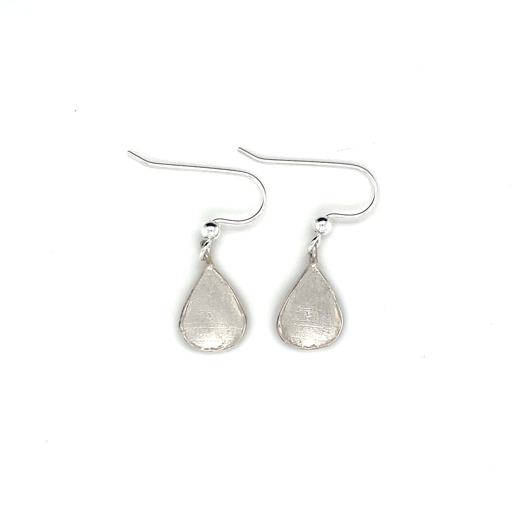 Handgemaakte oorhangers van zilver, ontworpen en gemaakt door Lianne de Witte in haar atelier in Goes.