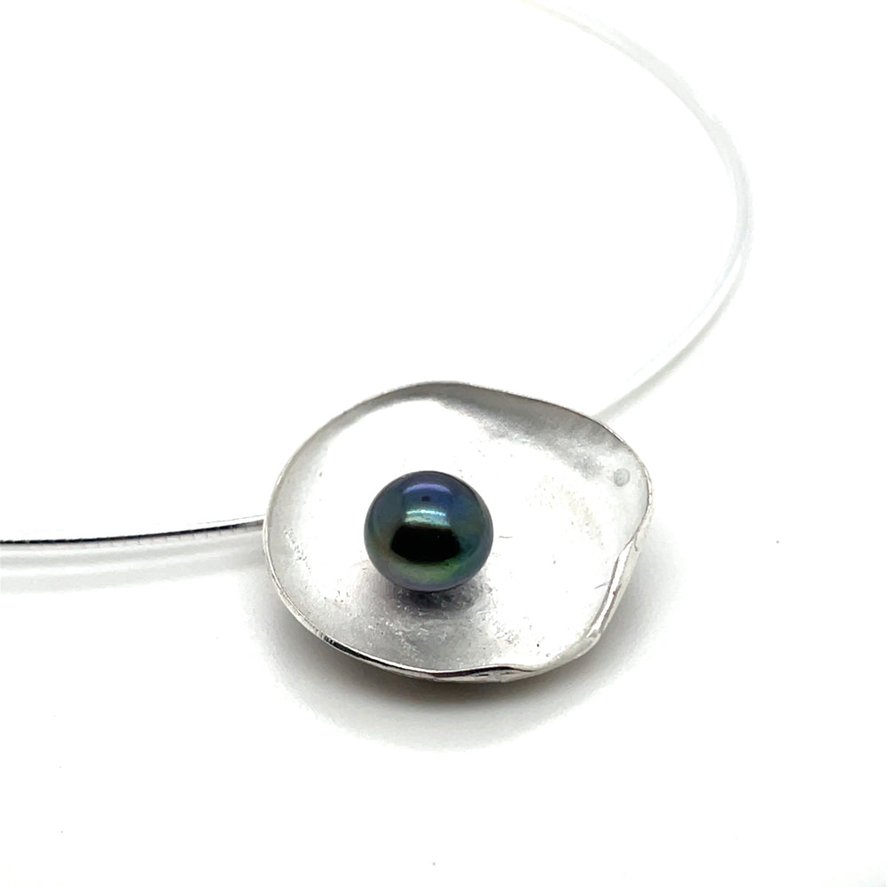 Handgemaakte hanger van zilver met zwarte parel, ontworpen en gemaakt door Lianne de Witte in haar atelier in Goes.