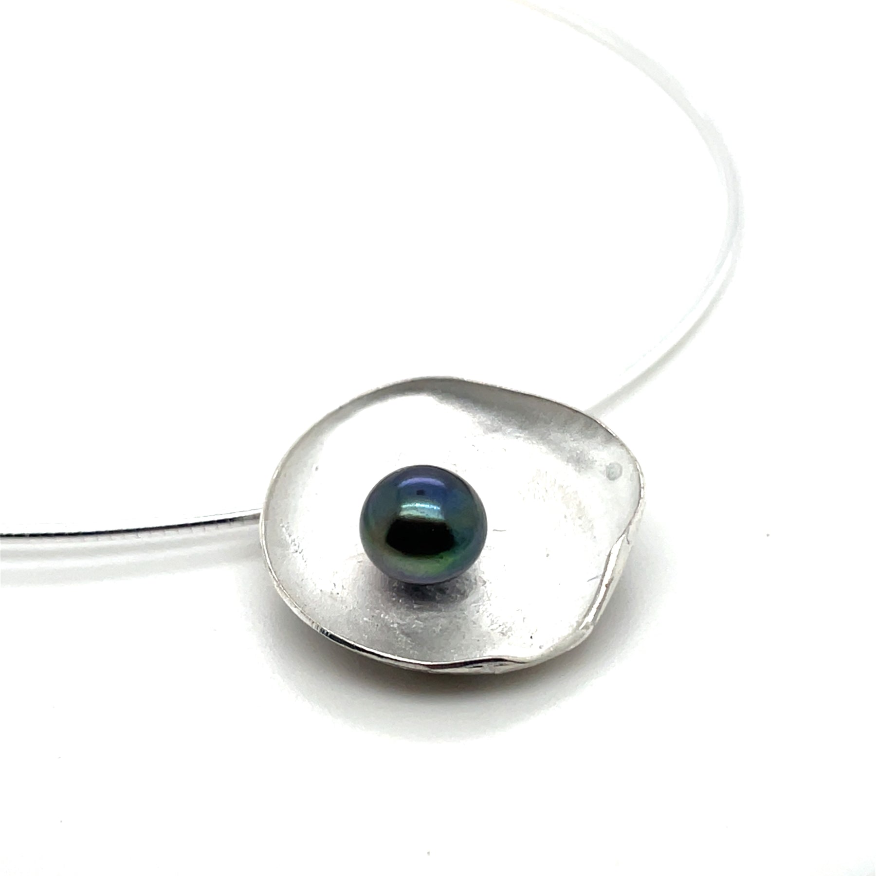 Handgemaakte hanger van zilver met zwarte parel, ontworpen en gemaakt door Lianne de Witte in haar atelier in Goes.