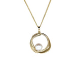 Handgemaakte gouden hanger met witte parel, ontworpen en gemaakt door Lianne de Witte in haar atelier in Goes.