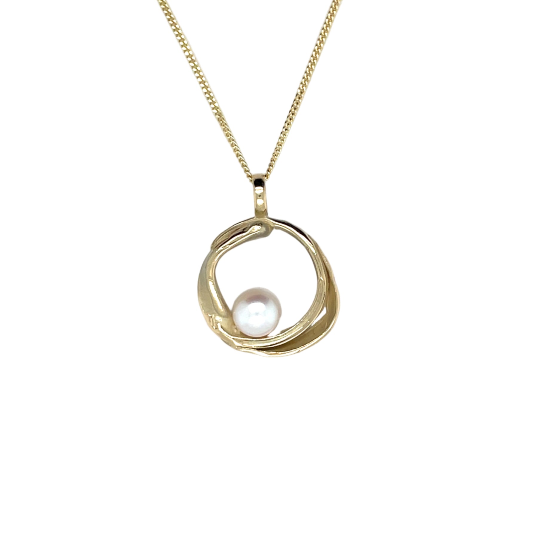 Handgemaakte gouden hanger met witte parel, ontworpen en gemaakt door Lianne de Witte in haar atelier in Goes.