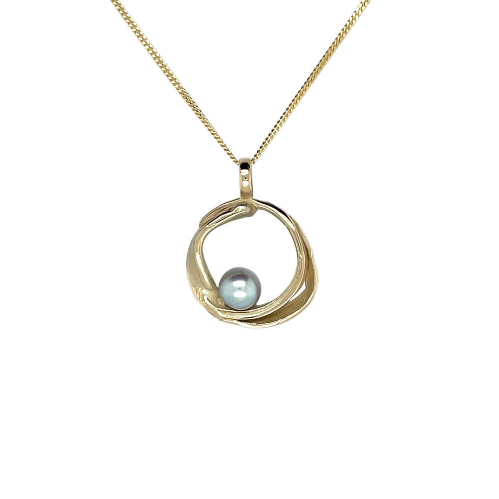 Handgemaakte hanger van geelgoud met parel, ontworpen en gemaakt door Lianne de Witte in haar atelier in Goes.