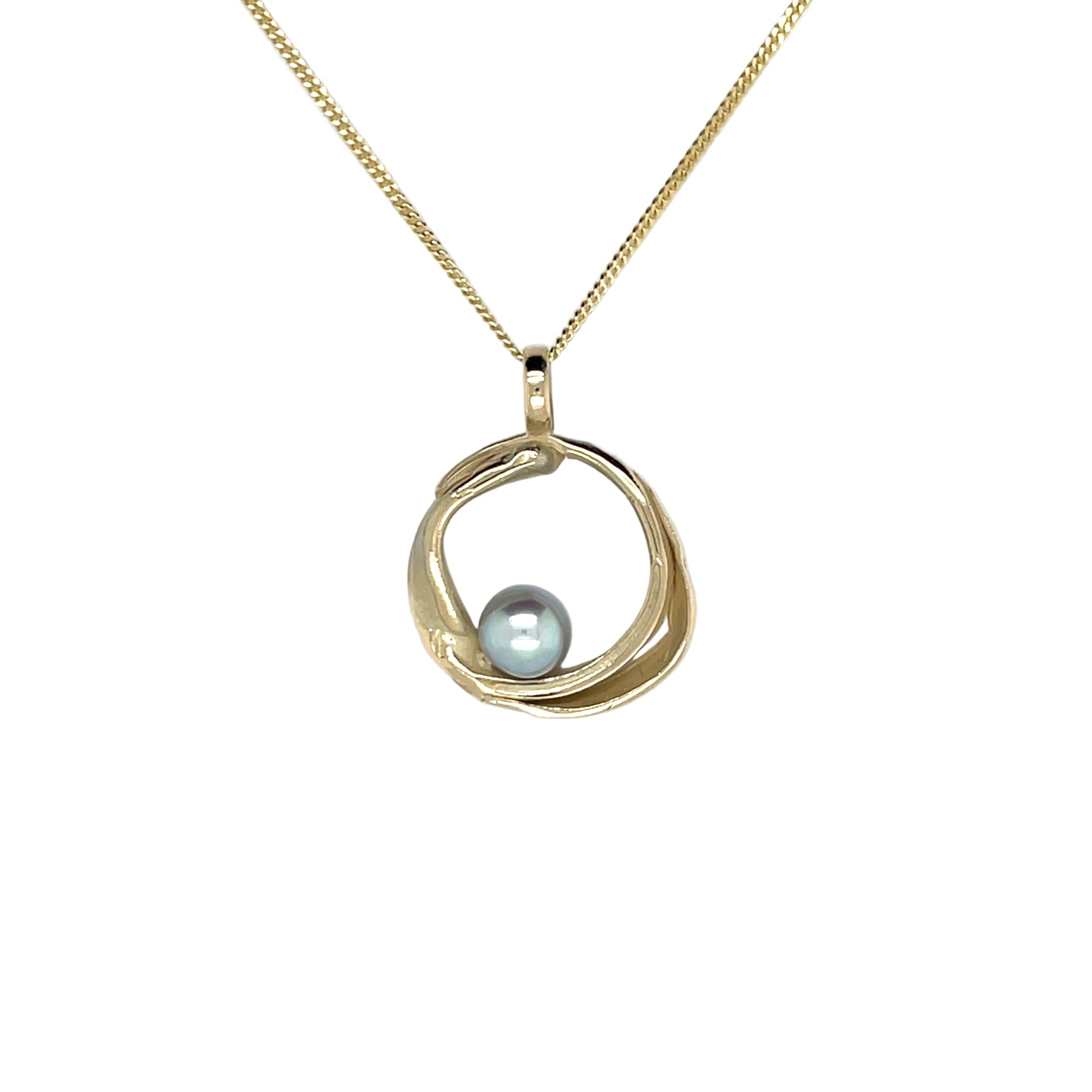 Handgemaakte hanger van geelgoud met parel, ontworpen en gemaakt door Lianne de Witte in haar atelier in Goes.