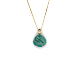 Handgemaakte hanger van 14 karaat geelgoud met amazoniet, ontworpen en gemaakt door Lianne de Witte in haar atelier in Goes