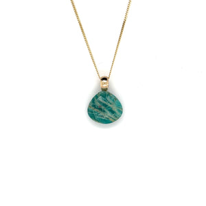 Handgemaakte hanger van 14 karaat geelgoud met amazoniet, ontworpen en gemaakt door Lianne de Witte in haar atelier in Goes