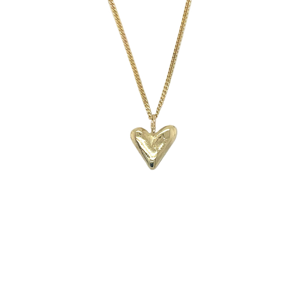 Handgemaakt hangertje van 14 karaat geelgoud, ontworpen en gemaakt door Lianne de Witte in haar atelier in Goes in de vorm van een hartje.