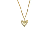Handgemaakt hangertje van 14 karaat geelgoud, ontworpen en gemaakt door Lianne de Witte in haar atelier in Goes in de vorm van een hartje.