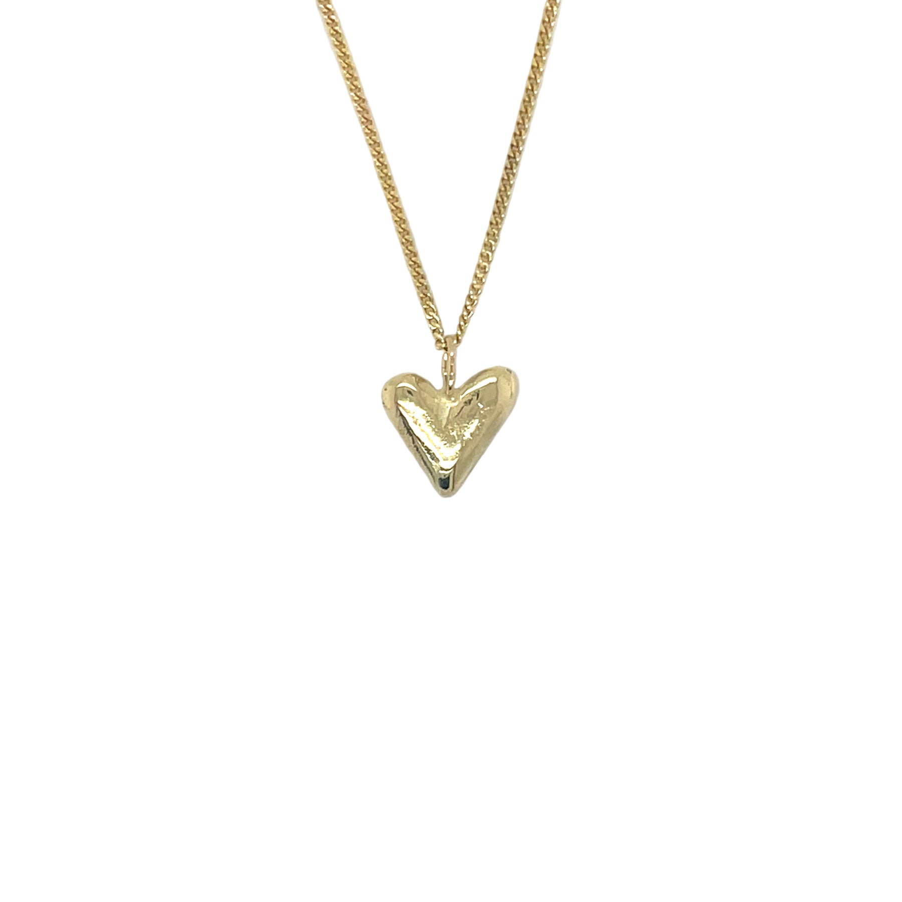 Handgemaakt hangertje van 14 karaat geelgoud, ontworpen en gemaakt door Lianne de Witte in haar atelier in Goes in de vorm van een hartje.