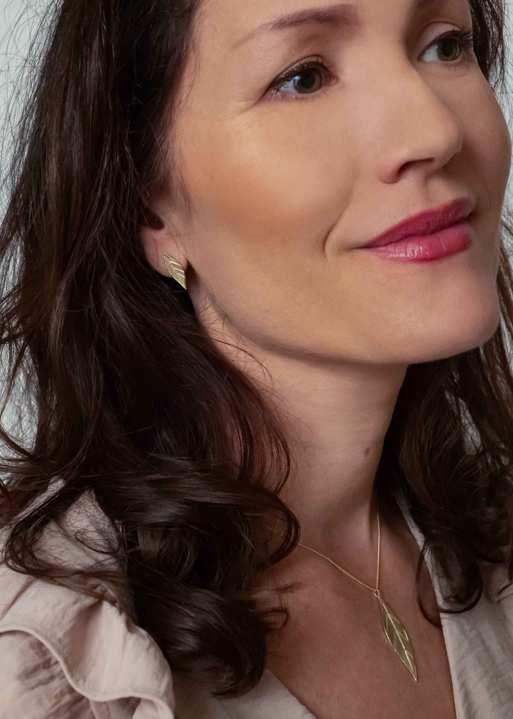 Handgemaakte oorstekers van geelgoud, ontworpen en gemaakt door Lianne de Witte in haar atelier in Goes.