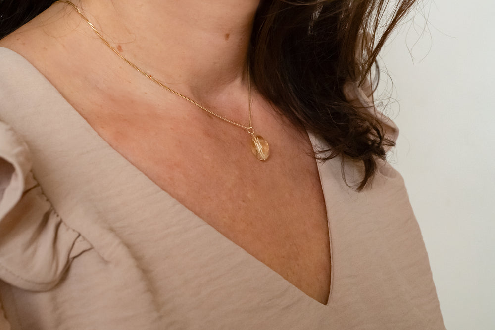 Handgemaakte hanger met citrien.