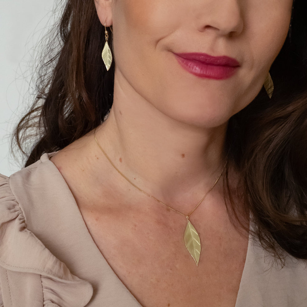 Handgemaakte hanger van 14 karaat geelgoud, ontworpen en gemaakt door Lianne de Witte in haar atelier in Goes op model.