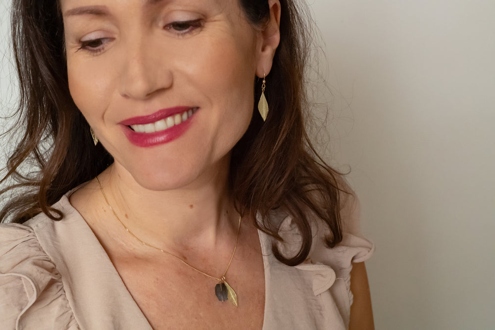 Set leaf, handegemaakte sieraden geinspireerd op bladeren van een boom.