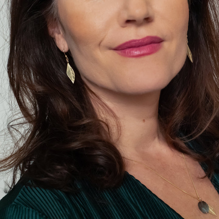 Handgemaakte oorhangers van 14 karaat geelgoud, ontworpen en gemaakt door Lianne de Witte in haar atelier in Goes op model.