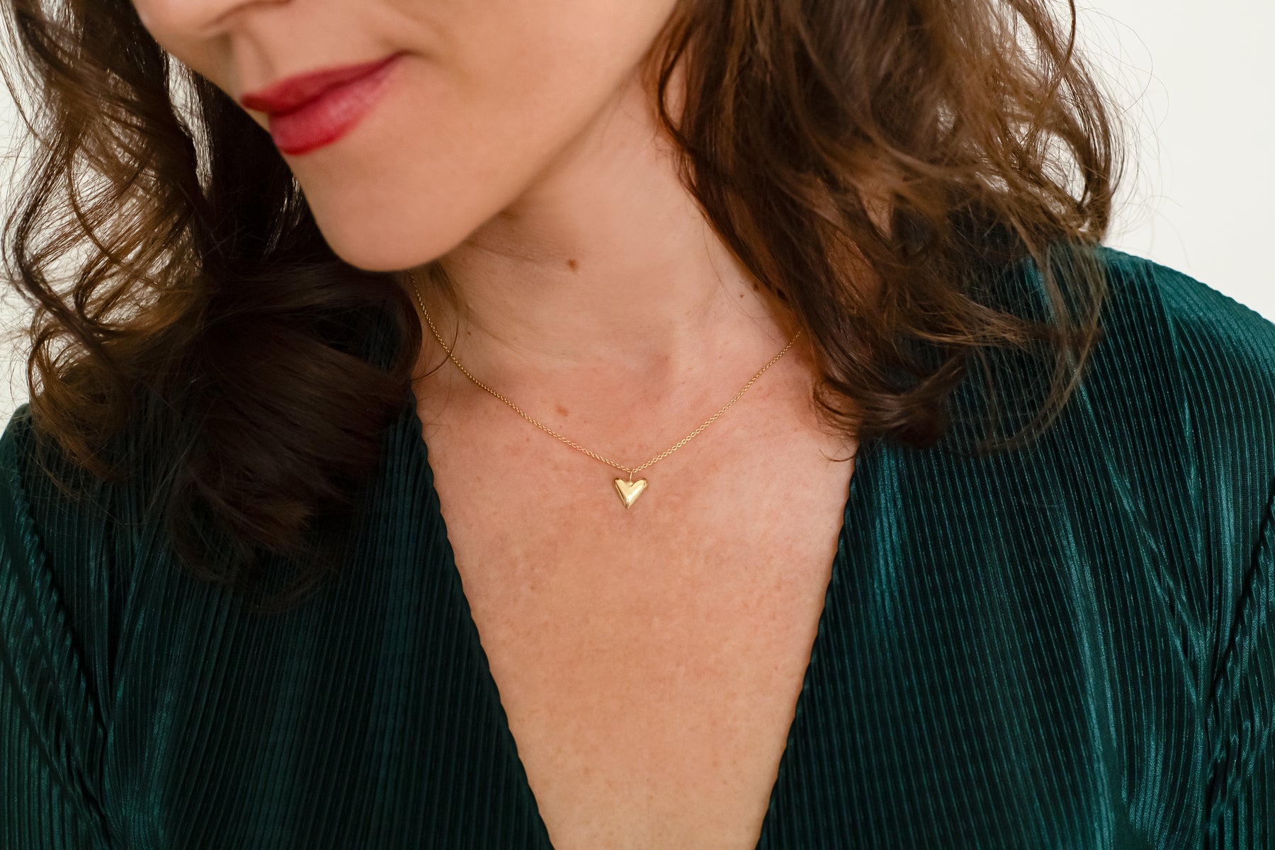 Handgemaakt hangertje van 14 karaat geelgoud, ontworpen en gemaakt door Lianne de Witte in haar atelier in Goes