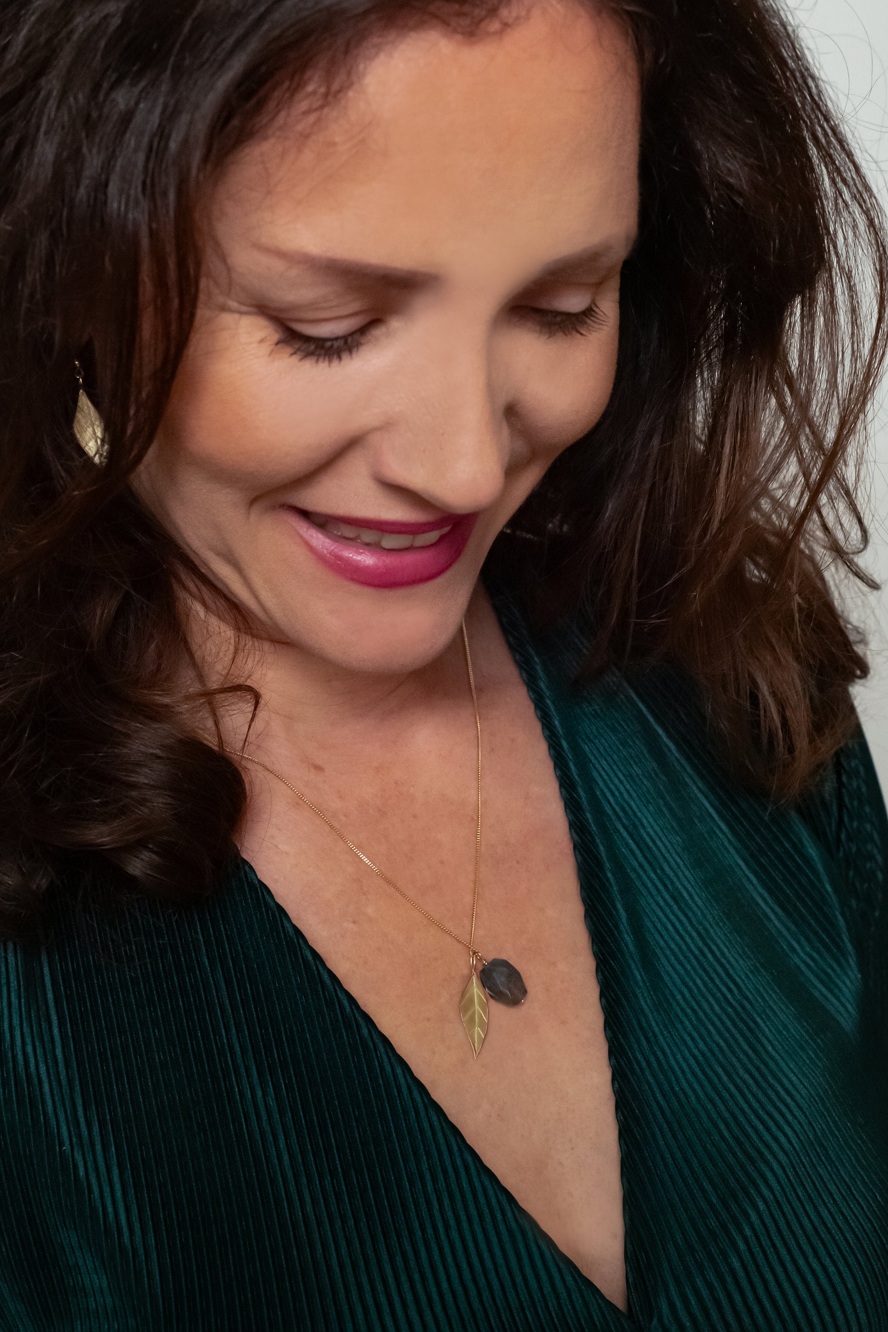 Handgemaakte hanger op model van 14 karaat geelgoud met labradoriet, ontworpen en gemaakt door Lianne de Witte in haar atelier in Goes