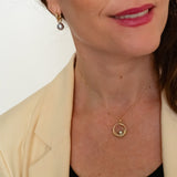 Handgemaakte gouden hanger met grijze parel, ontworpen en gemaakt door Lianne de Witte in haar atelier in Goes.