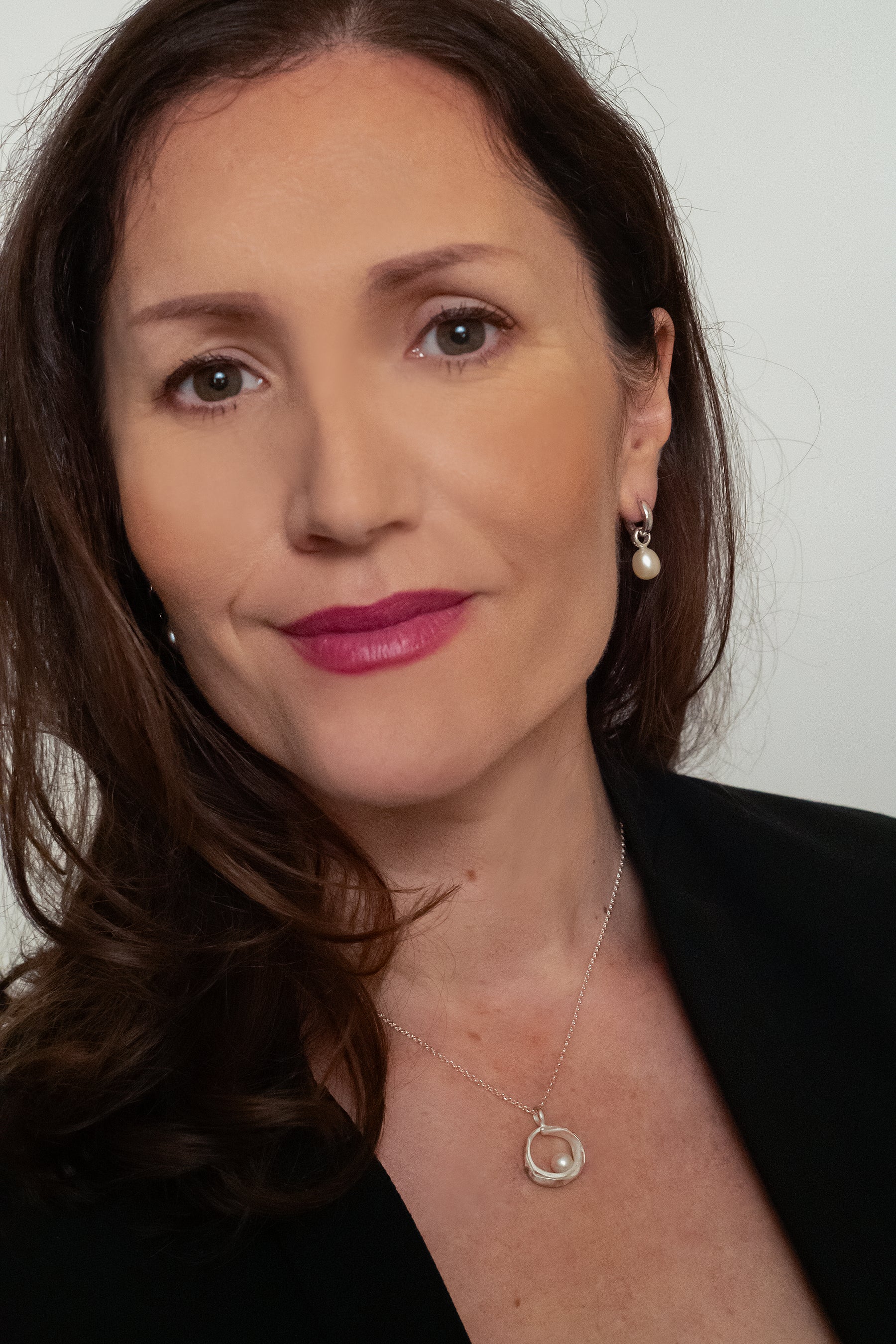 Zilveren hanger met parel op model.