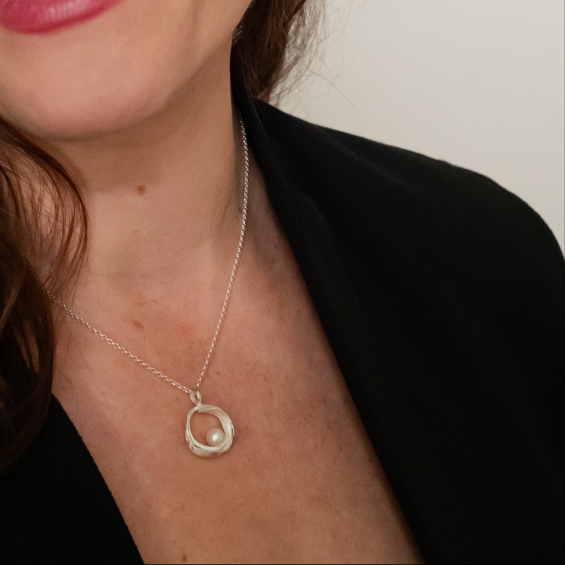 Handgemaakte zilveren hanger met witte parel, ontworpen en gemaakt door Lianne de Witte in haar atelier in Goes.