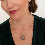 Handgemaakte hanger van zilver, ontworpen en gemaakt door Lianne de Witte in haar atelier in Goes, gefotografeerd op model.