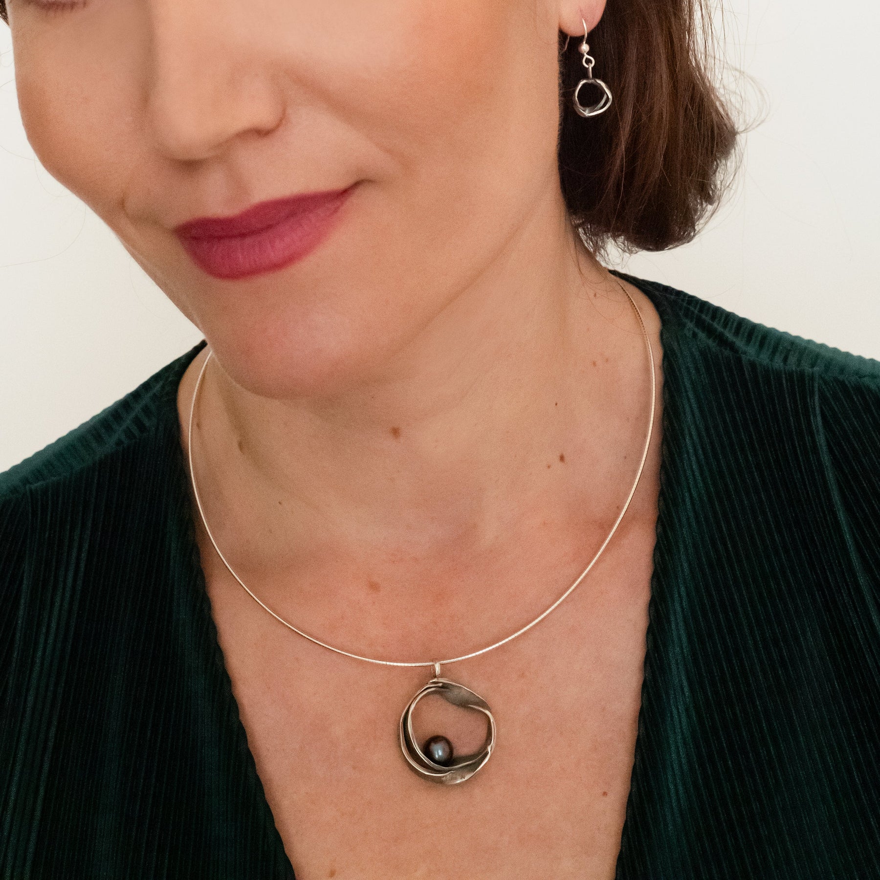 Handgemaakte hanger van zilver, ontworpen en gemaakt door Lianne de Witte in haar atelier in Goes, gefotografeerd op model.