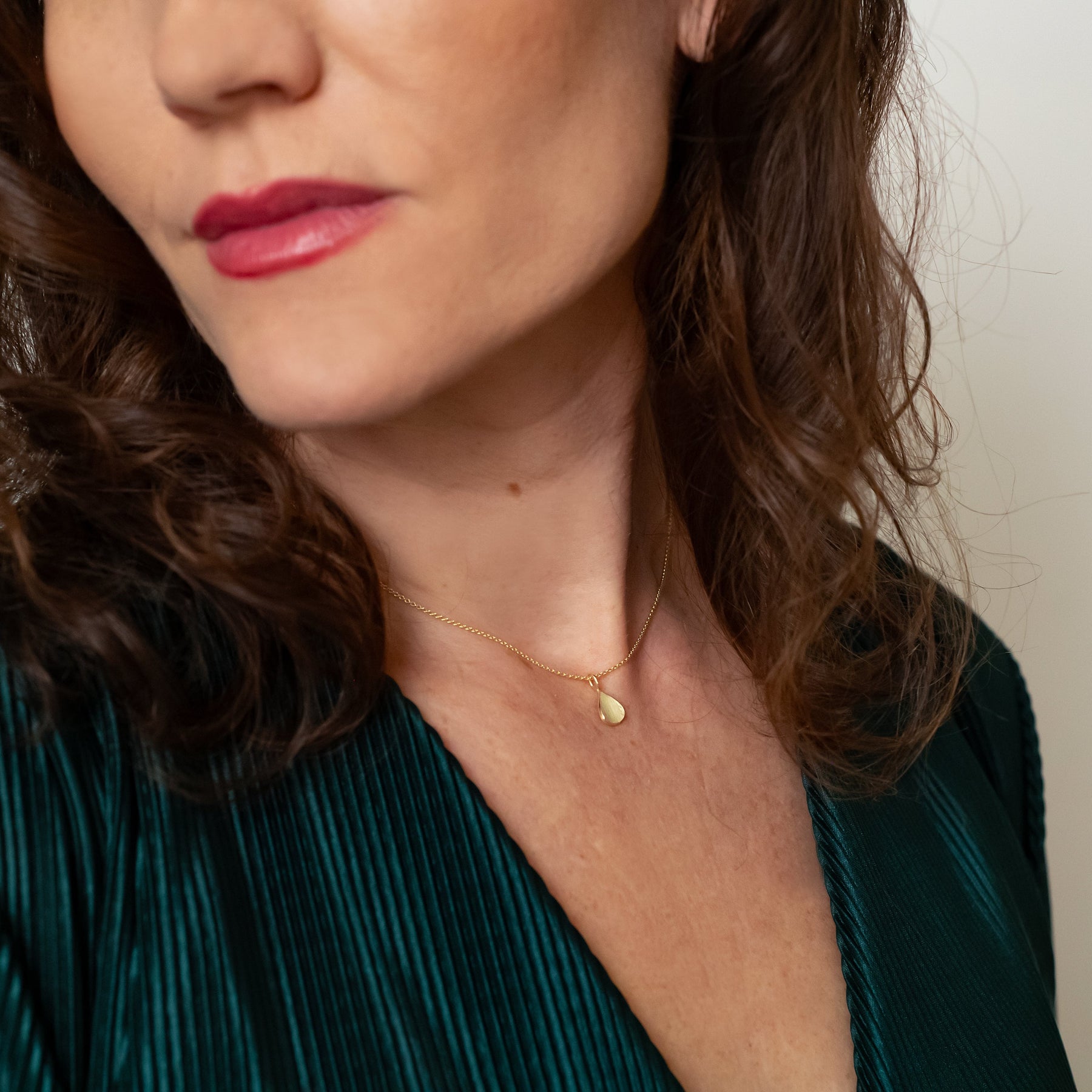 Handgemaakte kleine hanger van 14 karaat geelgoud, ontworpen en gemaakt door Lianne de Witte in haar atelier in Goes