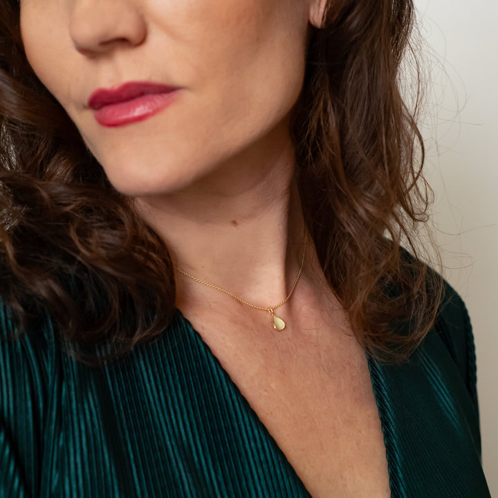 Handgemaakte kleine hanger van 14 karaat geelgoud, ontworpen en gemaakt door Lianne de Witte in haar atelier in Goes