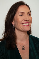 Donker afgewerkte hanger van zilver met zoetwaterparel zwart.