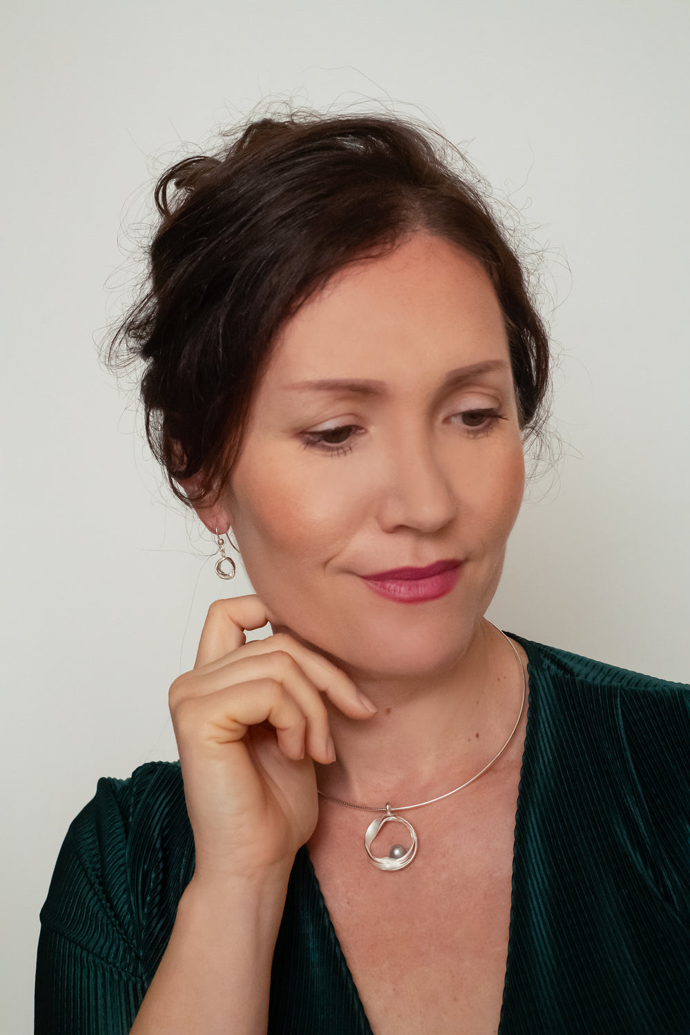 Zilveren hanger met parel op model.