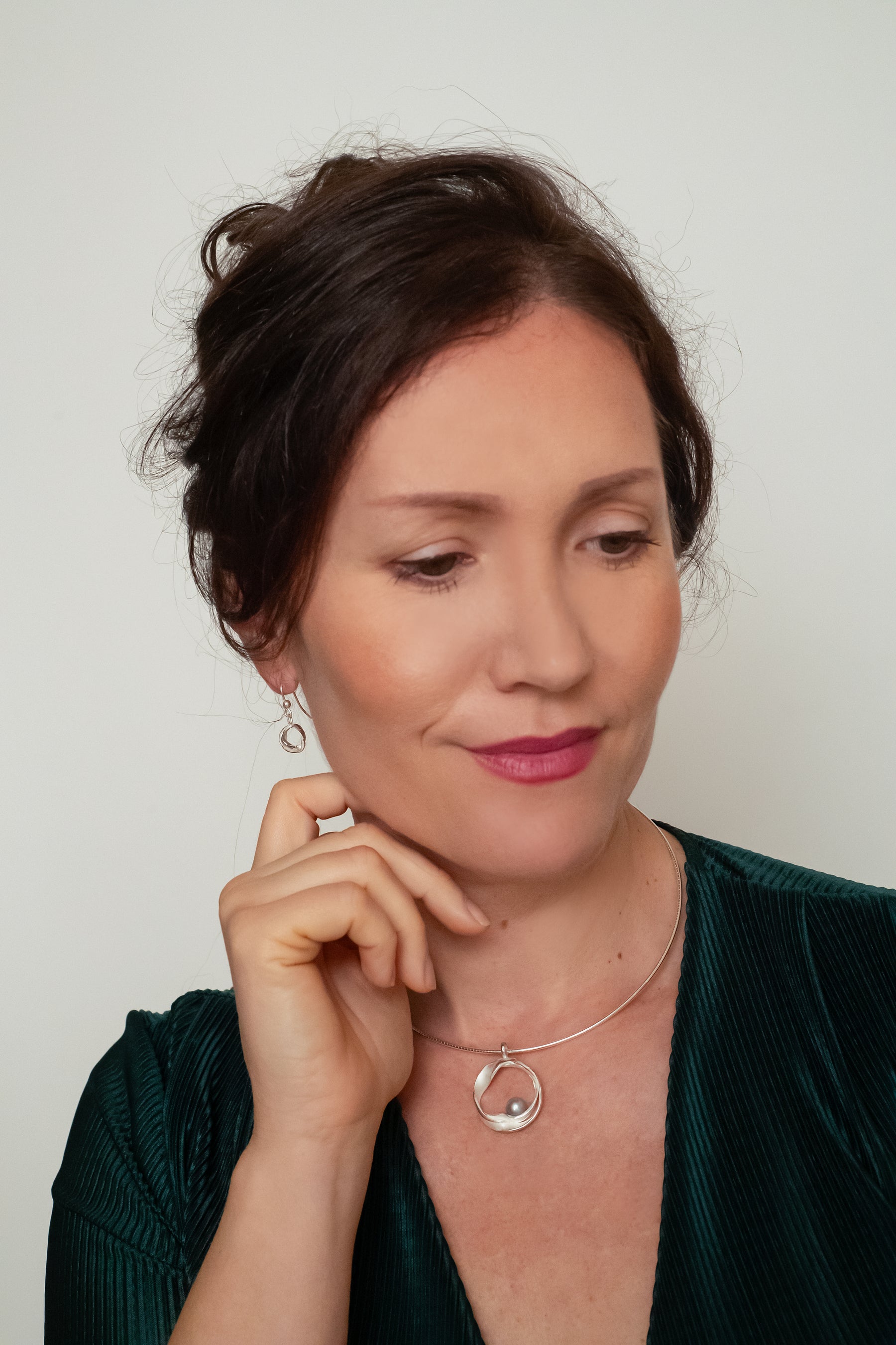 Zilveren hanger met parel op model.