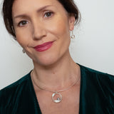 Handgemaakte zilveren hanger met grijze parel, ontworpen en gemaakt door Lianne de Witte in haar atelier in Goes.