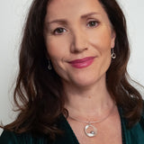 Handgemaakte oorhangers van zilver, ontworpen en gemaakt door Lianne de Witte in haar atelier in Goes op model.