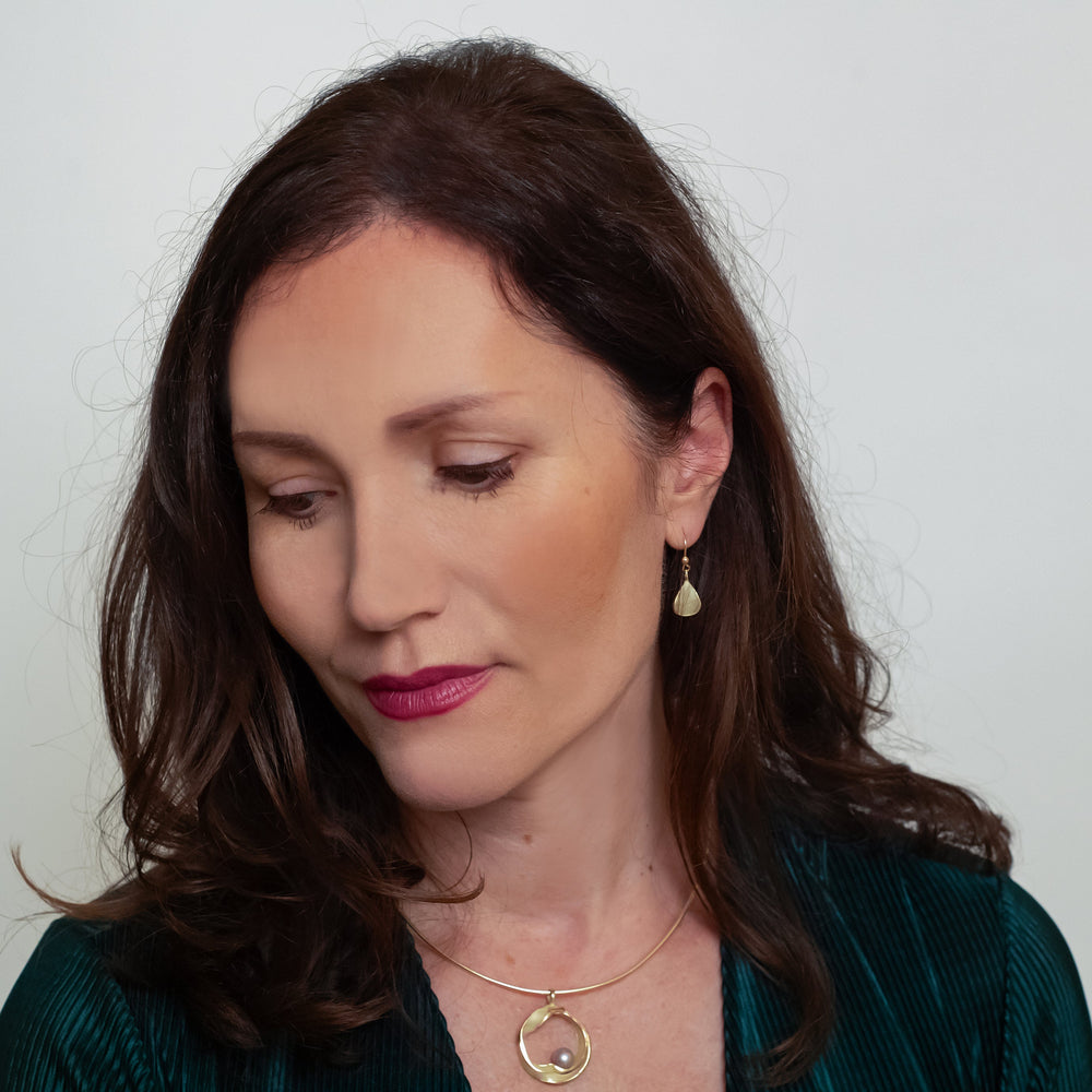 Prachtige geelgouden oorhangers in de vorm van een druppel.