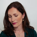 Prachtige geelgouden oorhangers in de vorm van een druppel.