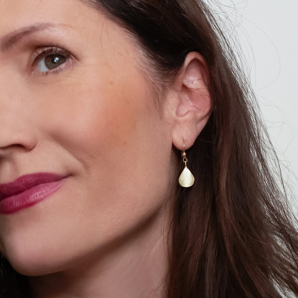 Handgemaakte oorhangers van 14 karaat geelgoud, ontworpen en gemaakt door Lianne de Witte in haar atelier in Goes